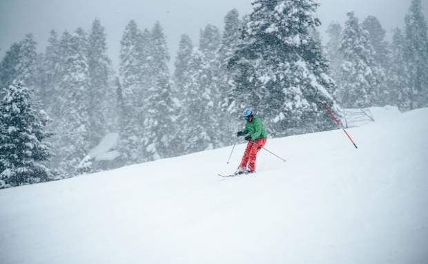 Best Time for Skiing In Gulmarg in Winter Season - HolidaysTourTravel